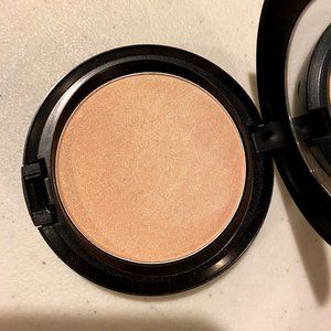 MAC Too Chic beauty powder